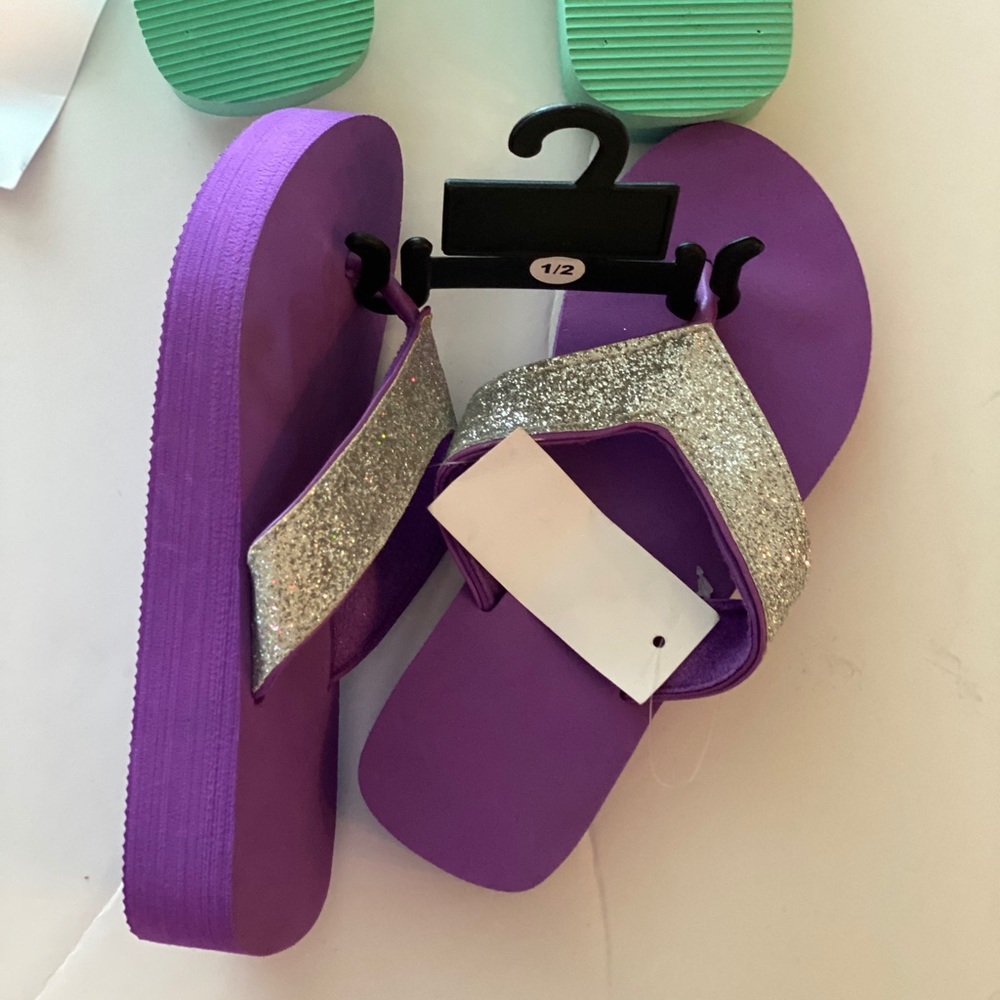 2 pairs of size 1/2 flip flops - Picture 6 of 6